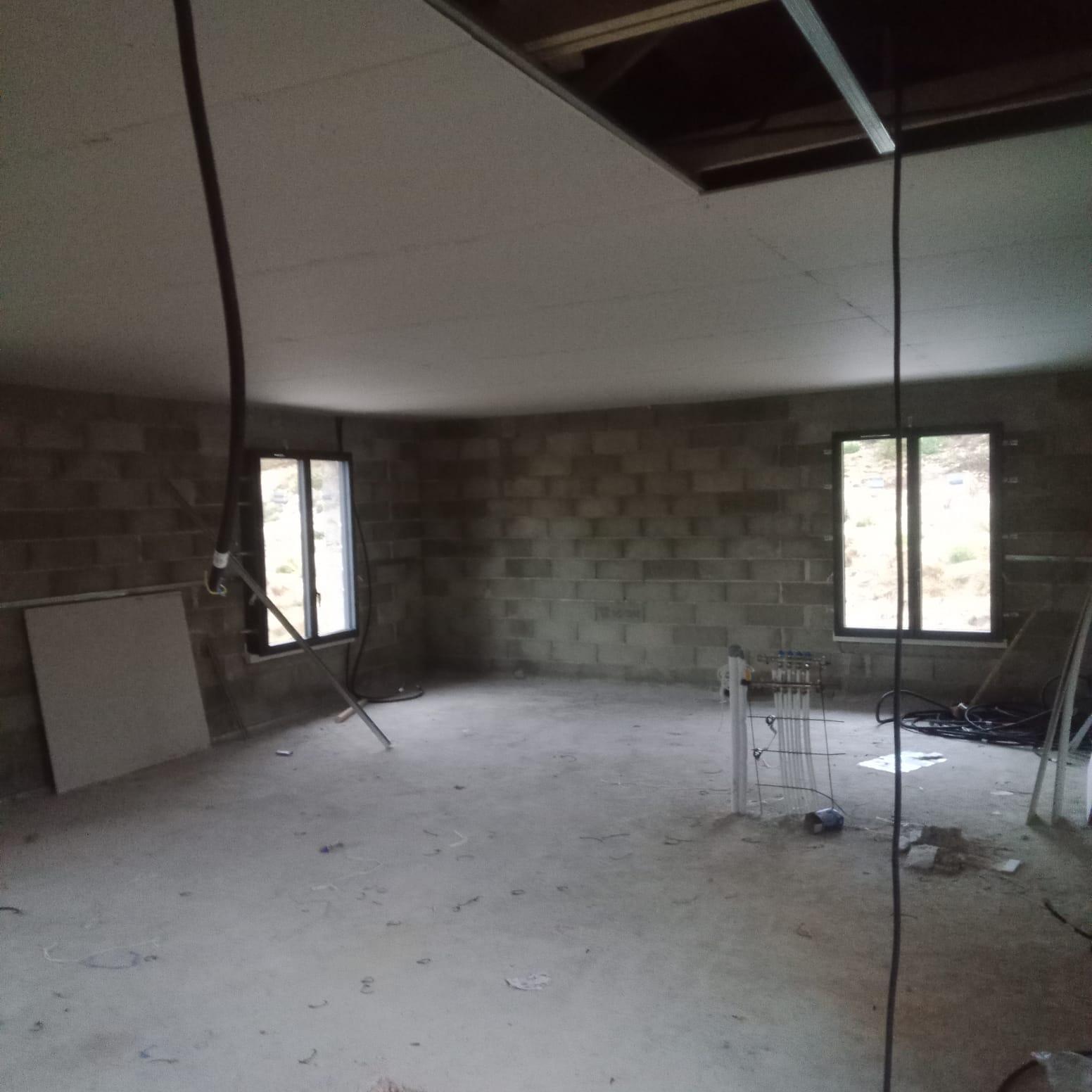 Faux plafond en plaques de plâtre en cours de réalisation