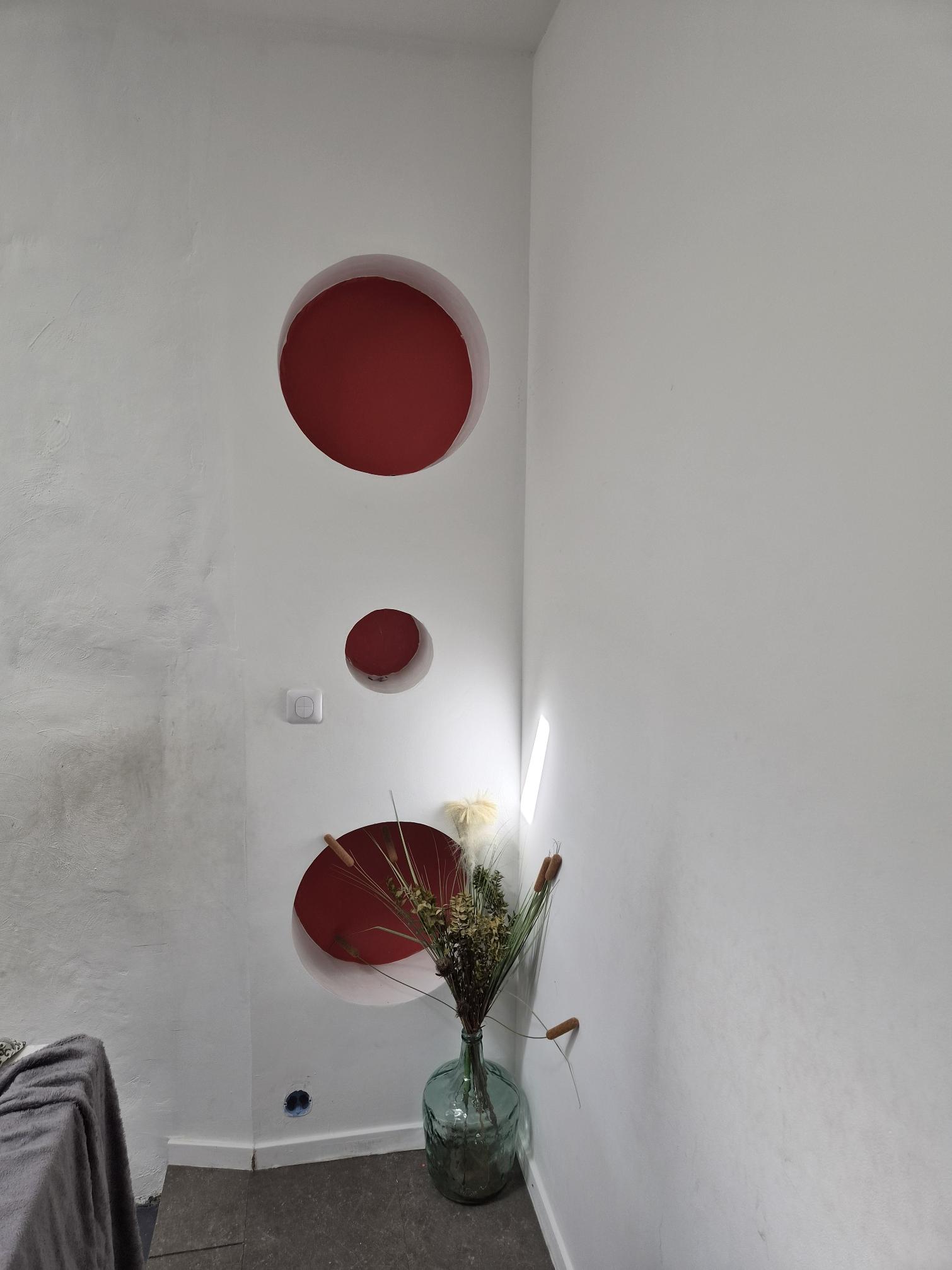 Mur en placo décoratif avec trois niches rondes intégrées